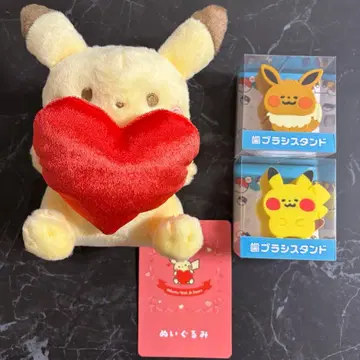 하트가 있는 피카츄 카나헤이 포켓몬 스마일