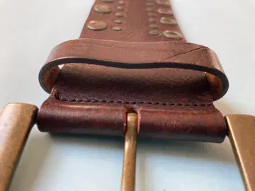 Agnes b. 스터드 장식 브라운 가죽 벨트