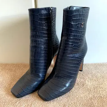 지미추 악어 엠보싱 사이드 지퍼 부츠 새상품급