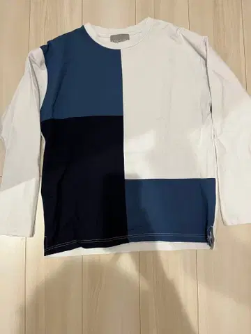 패널 디자인 긴팔 티셔츠 화이트 블루