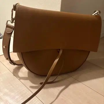 새상품 브라운 플랩 숄더백 Slowline
