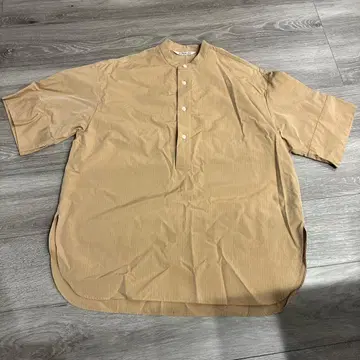 AURALEE 베이지 반팔 셔츠