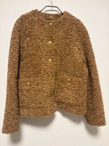 미라 오웬 금장 버튼 노카라 컴팩트 보아 자켓