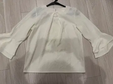 Pierrot 아이보리 플레어 소매 턱 디자인 블라우스