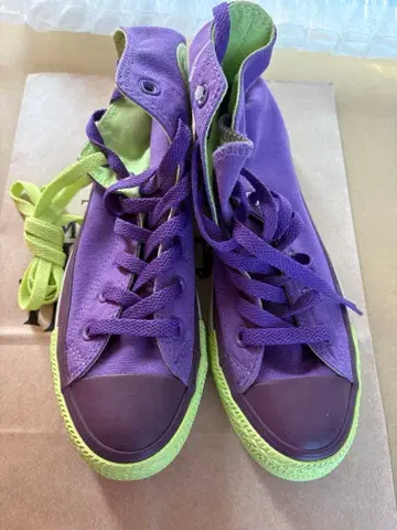 컨버스 퍼플과 형광 그린 스니커즈 새상품