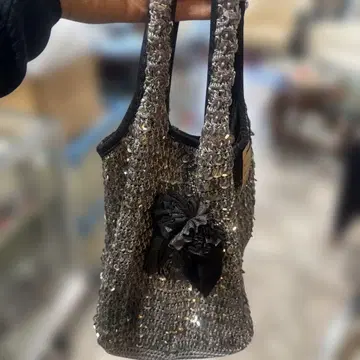 스타일: 스팽글이 장식된 토트백 또는 호보백.