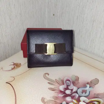 페라가모 바라 리본 포함 접이식 지갑 7만 엔