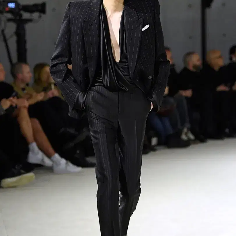 생로랑 [이준호님 착용] 23AW 스트라이프 더블 브레스티드 자켓 사진 1