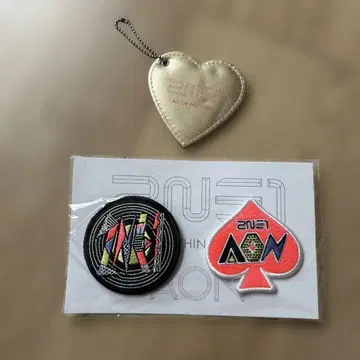 2NE1 배치 세트와 하트형 키링