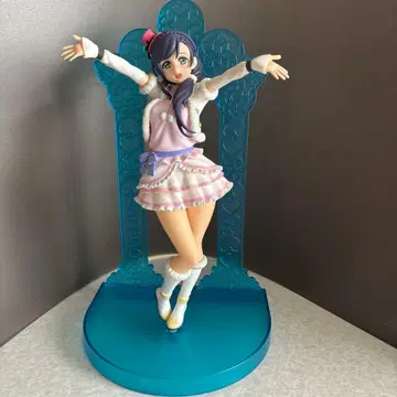 귀여운 피규어 양손을 펼친 포즈