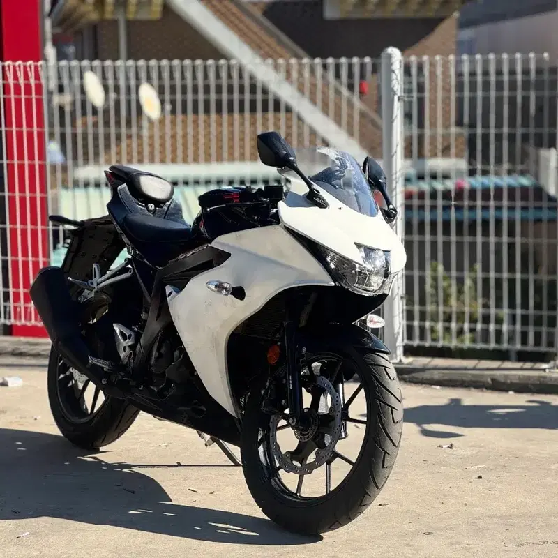 스즈키 gsx-r 125cc 19년식 화이트컬러 세미튜닝 판매합니다