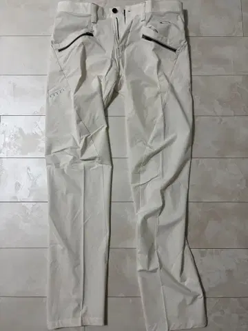 오클리 화이트 슬림핏 팬츠 지퍼 포켓 부착