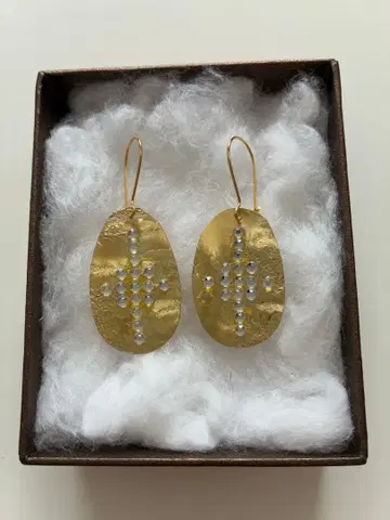 골드 컬러 달걀형 댕글 귀걸이 골드 핸드메이드 귀걸이