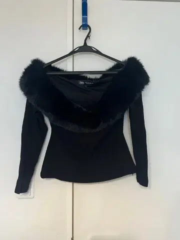 ZARA 블랙 오프숄더 상의