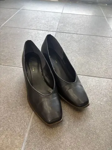 블랙 스퀘어토 하이힐