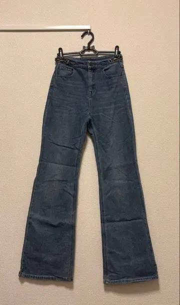 디지트 버클 포함 세미 플레어 데님 라이트 블루