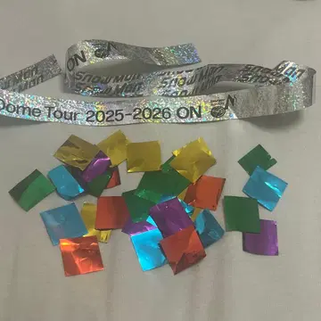 SnowMan 도쿄 공연 은색 테이프 낙하물