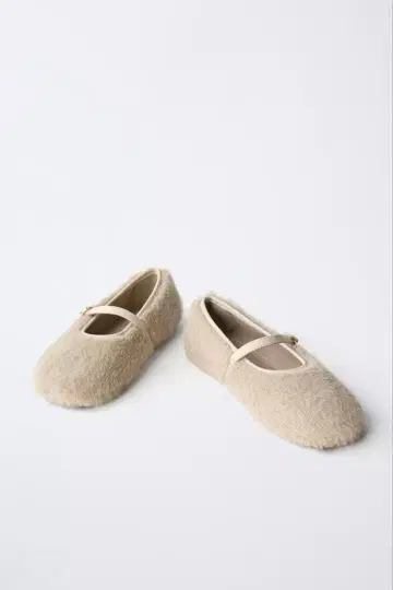 [ 미사용 새상품 ] ZARA 자라 스트랩 부착 퍼 발레리나 플랫 슈즈