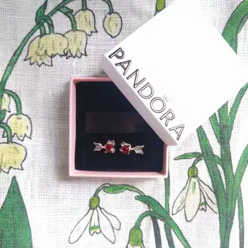 판도라 애로우 & 무라노 유리 하트 스터드 귀걸이