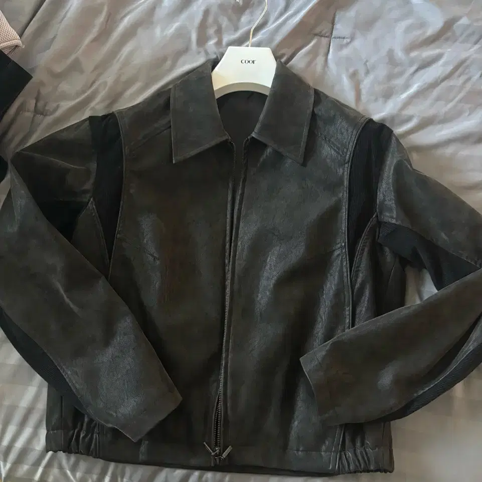 COOR | 쿠어 m) Coor Mixed Suede Piping Jumper Black Brown on