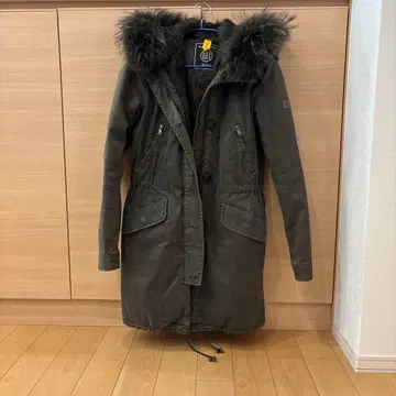 BLONDE NO8 퍼 달린 올리브 그린 밀리터리 코트