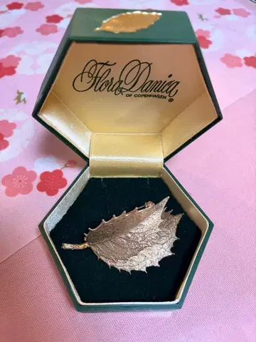 Flor Dania 헤이즐넛 허브 잎 브로치 빈티지