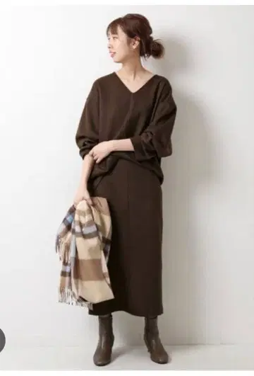 스픽앤스팬 다크 브라운 V넥 셋업 스커트 티셔츠