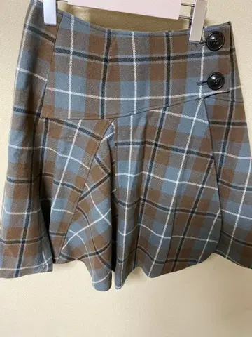 요크랜드 체크 플레어 스커트