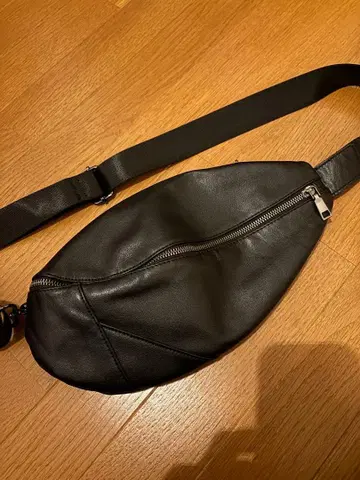 가죽 바디백 [ 요코하마 아카렌가 창고 ]