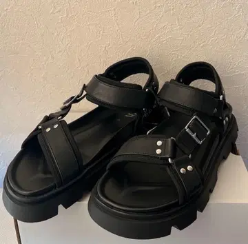 ZARA 링 스터드 벨트 통굽 샌들