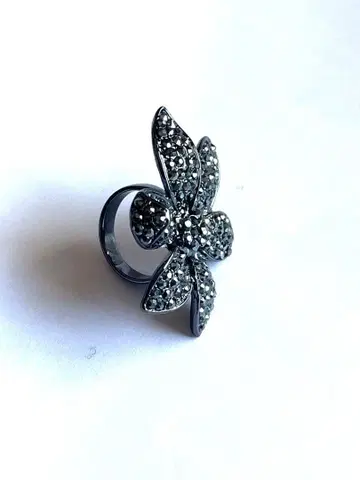 AGATHA 아가타 플라워 모티브 블랙 큐빅 반지 새상품급