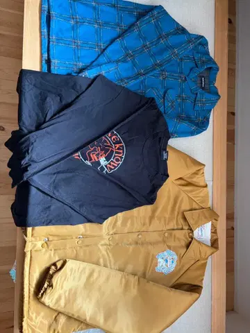 파랑과 블랙 체크 무늬 셔츠, 블랙 티셔츠, 골드 컬러 자켓 세트