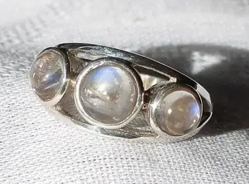 11호 3석 화이트 래브라도 라이트 원형 카보숑 실버 반지 25r10