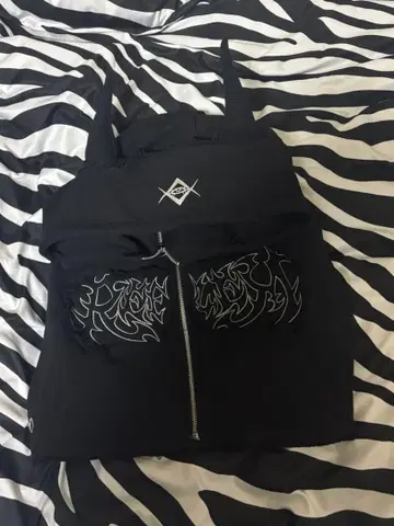 REFLEM 뿔 달린 크롭 지퍼 후드티