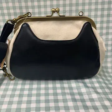 고양이 얼굴형 가마구치 숄더백 블랙과 아이보리