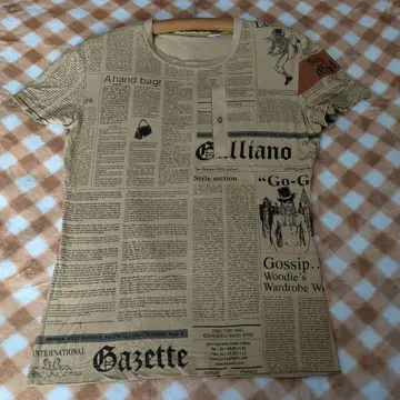 새상품급 존 갈리아노 신문 프린트 반팔 티셔츠 M