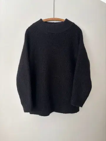 OUTIL 네이비 크루넥 니트