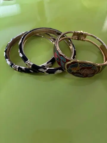 블랙과 골드 컬러 꽃무늬 뱅글 3개 세트