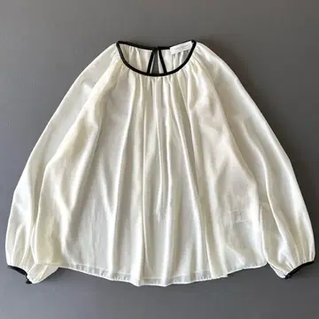 새상품급 투모로우랜드 개더넥 블라우스 화이트 계열 포멀 오케이션