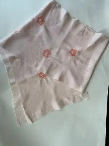 쉘 핑크 바탕에 살구색 꽃무늬 쥐어짜기 오비 장식 천 미사용