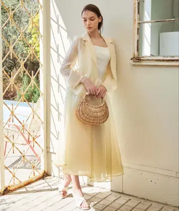 에미 이스트와르 그라데이션 볼륨 개더 스커트