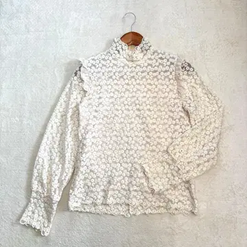 Treat Urself 트리트유어셀프 꽃무늬 레이스 시스루 상의