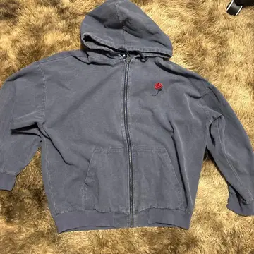 Sourcream 그레이 후드티 장미 자수