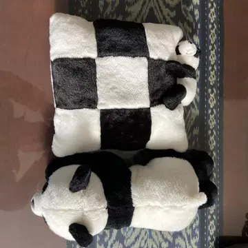 팬더 봉제 인형과 방석