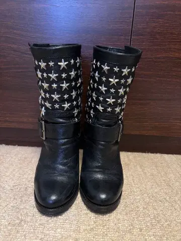 지미추 스터드 장식 블랙 부츠 힐