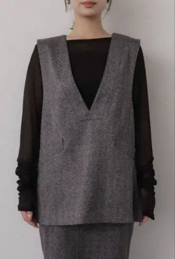 UR 센스 오브 플레이스 저지 멜톤 V넥 베스트