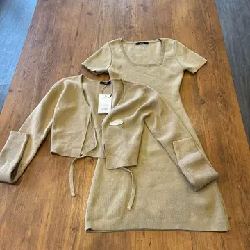 EMO. 베이지 니트 가디건과 드레스 세트