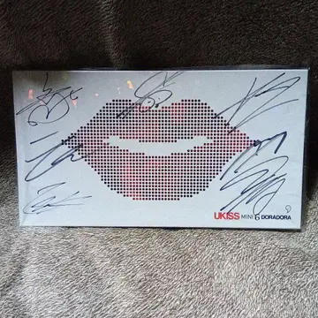 새상품급 UKISS MINI 6집 앨범 DORADORA 친필 사인 CD