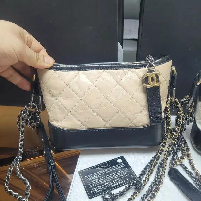 샤넬 가브리엘 호보백 베이지 블랙 체인 사진 1