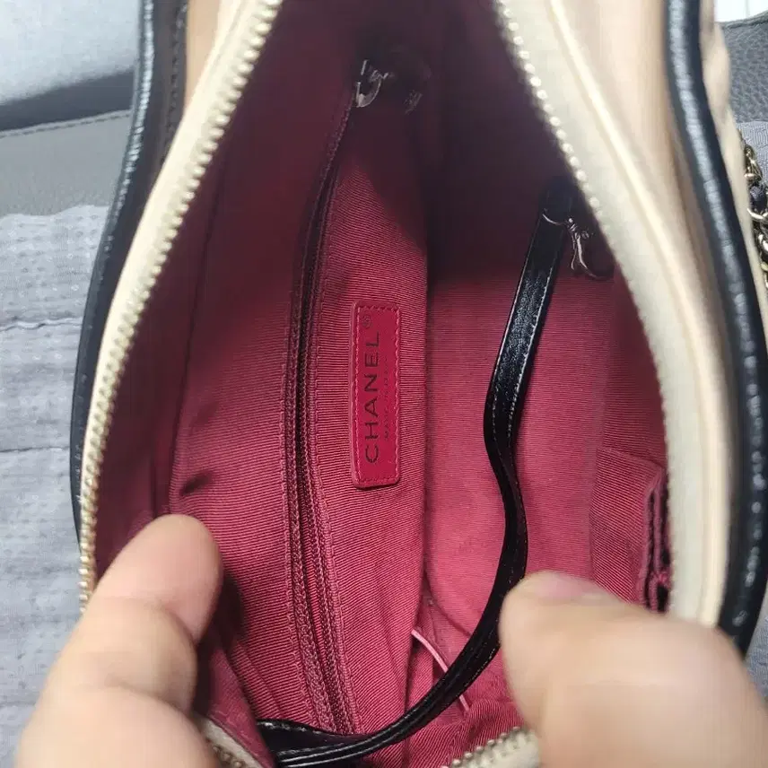 샤넬 가브리엘 호보백 베이지 블랙 체인 사진 2